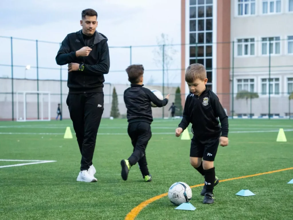 scoala de fotbal lucian sanmartean 14 67fd585c1e473 1024x768